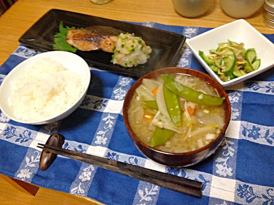 晩ごはん★鰤のぽん酢照り焼き、薬味おろしのせ、きゅうりとみょうがの甘酢漬け、みそ汁、ごはん|ハルさん