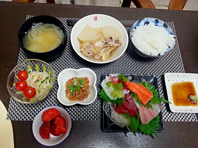 Snapdishの料理写真:大根と手羽元の煮物
刺身盛合せ(市販)
切り干し大根の中華風サラダ
納豆
ジャガイモと玉ねぎの味噌汁
ご飯
イチゴ|rinkoさん