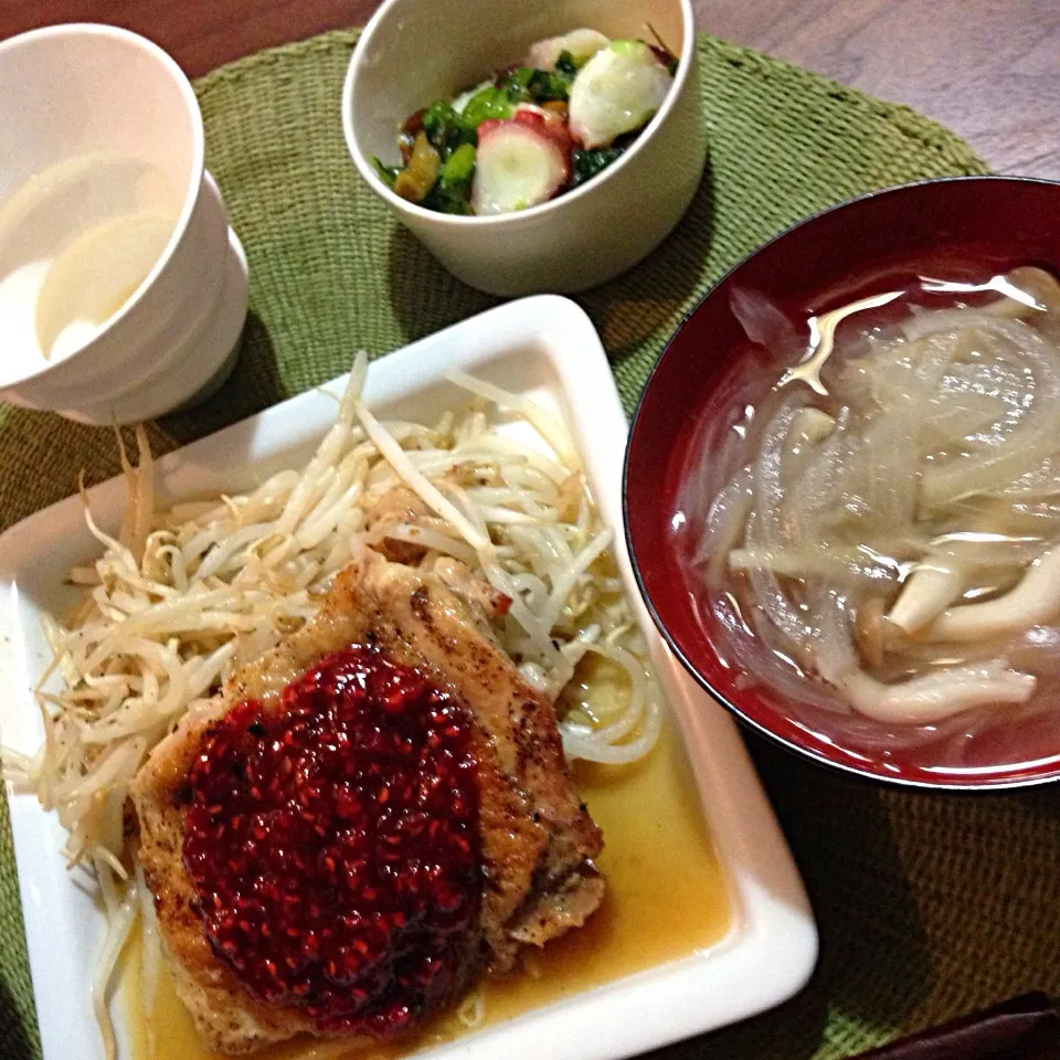 ガーリックグリルチキンのクランベリーソースがけ、しめじと玉ねぎのスープ、タコと野沢菜の昆布和え|今日の献立さん