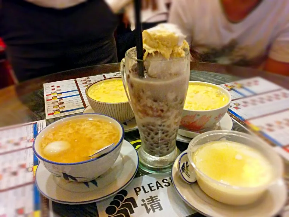 durian and red bean dessert, plus assorted desserts|Ernさん