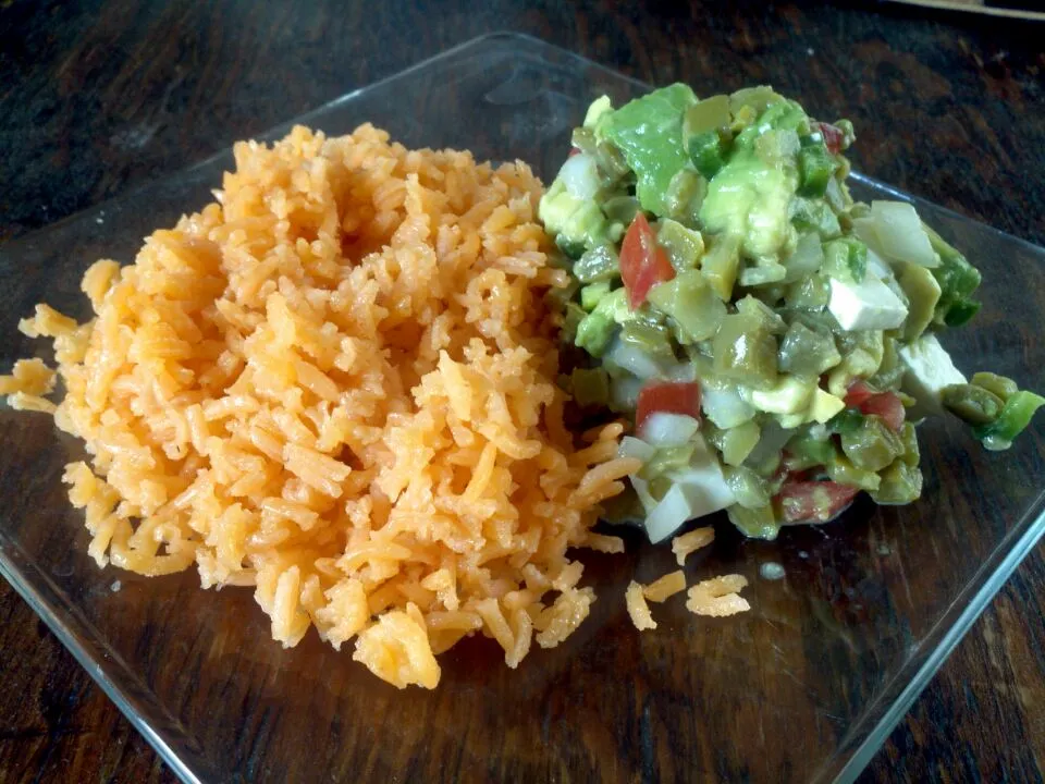 Arroz y ensalada de nopala con queso panela y aguacate|Javier Rdz.さん