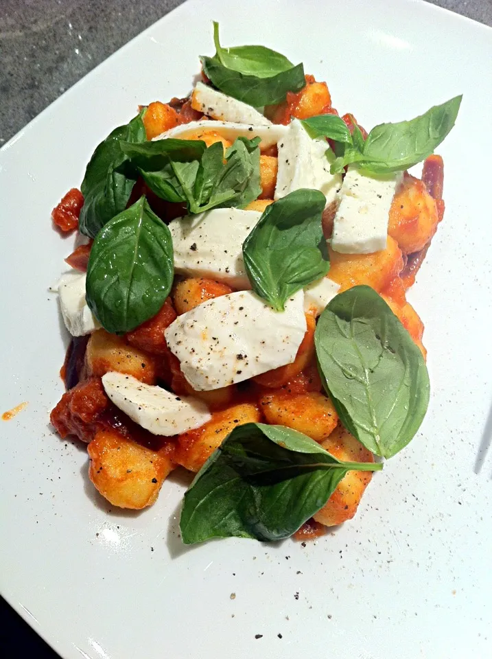 Gnocchi in a homemade tomato sauce with basil and mozzarella|🍓Jolejo🍓さん