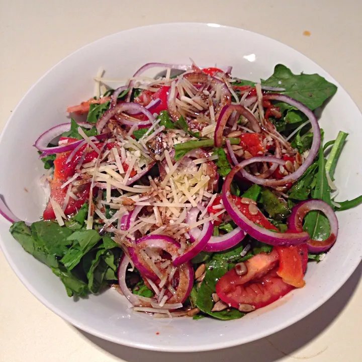 Dandelion, Arugula, Roma tomatoes, Parmesan, red onion, roasted red pepper and sunflower seeds drizzled with premium extra virgin olive oil and balsamic cream|bertocci infernoさん