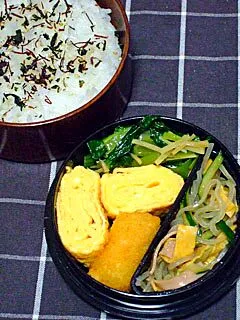 Snapdishの料理写真:お弁当（ふりかけご飯、小松菜の生姜炒め、卵焼き、春雨中華サラダ、クリームコロッケ）|すーさん