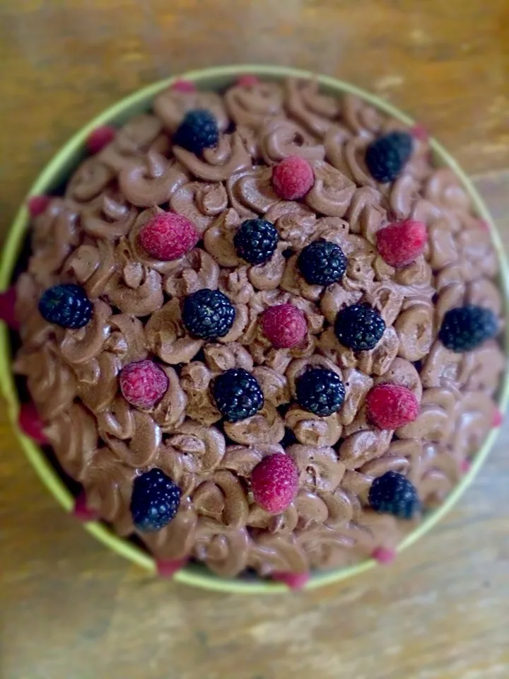 NY TIMES Chocolate 'dump-it' cake with berries.|jess zimanさん