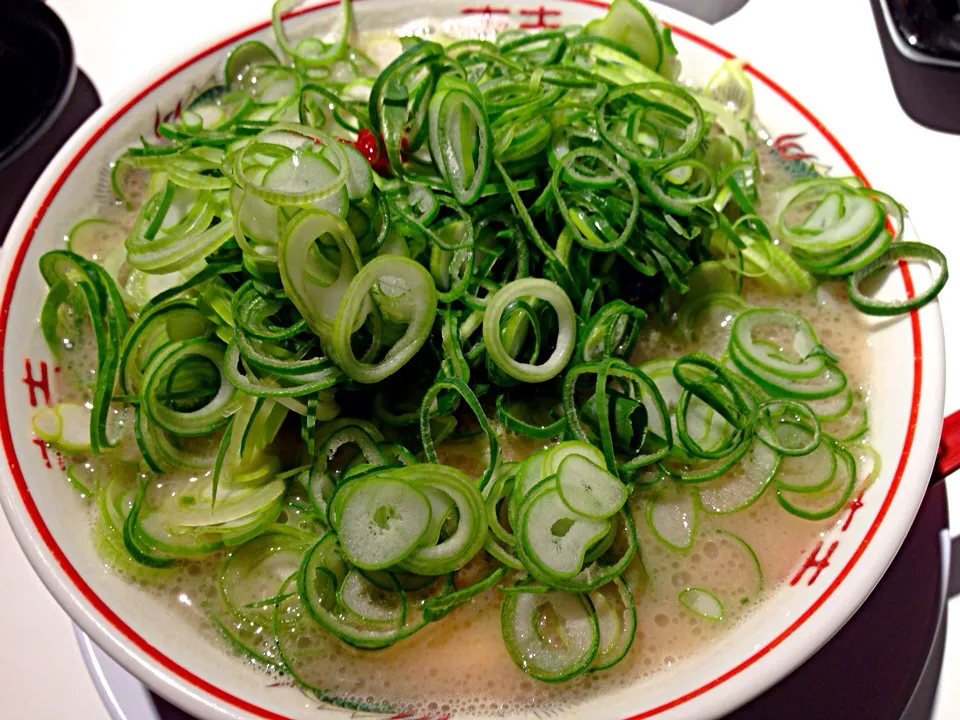 豚骨ラーメン。葱ばんばんー♪|きのすけ〜さん