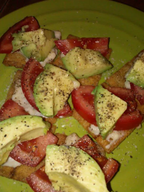 Triscuits with vegan mayo, tomato, avocado, salt and pepper. Snack time!|Polly Gelfusoさん