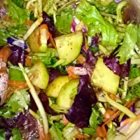 Organic mixed greens, shredded carrots, broccoli slaw mix, cucumber ground pepper basalmic vinegar evoo|maile nunezさん