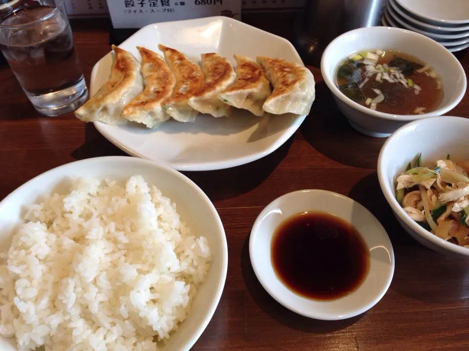 餃子定食。ニンニク入ってないからお昼に食べても大丈夫。|やまぴょんさん