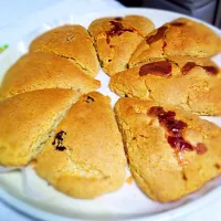 Snapdishの料理写真:Scones with raisins and cheese|Anurangi Gamageさん