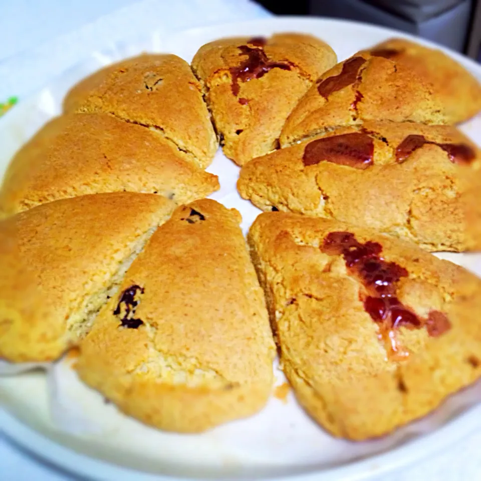 Snapdishの料理写真:Scones with raisins and cheese|Anurangi Gamageさん