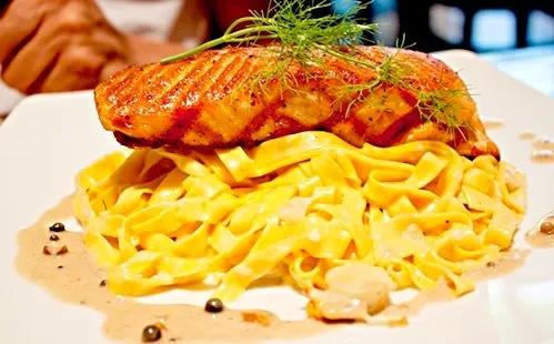 Salmon topped pasta🍝|desireeさん