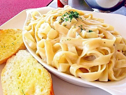 Snapdishの料理写真:Alfredo & garlic bread|desireeさん