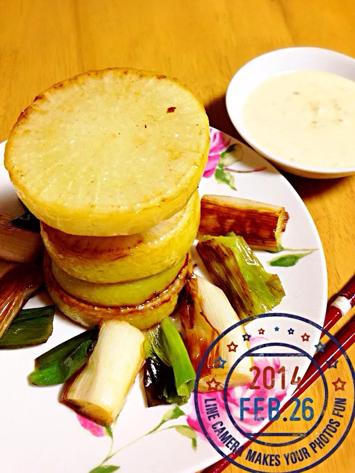 Snapdishの料理写真:みゆきさんの大根のステーキに味噌ヨーグルトディップを添えて❤︎Daikon steak|Misuzu(@misumisu0722 )さん