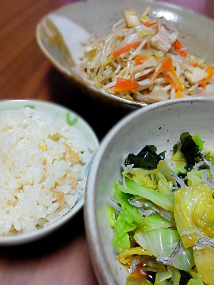 炊き込みご飯、酢の物、もやしと豚肉の塩炒め♪|mirimaruさん