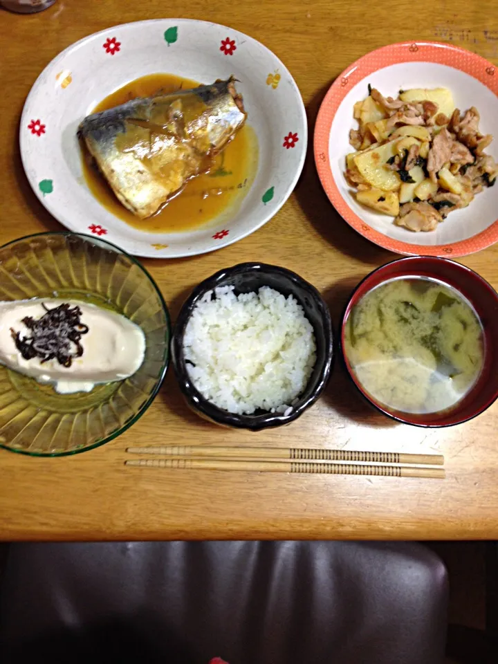 Snapdishの料理写真:鯖の味噌煮、ジャガイモと豚肉の青じそ梅肉炒め、冷奴塩昆布のせ、ワカメと豆腐の味噌汁、ご飯|ゆうたんさん