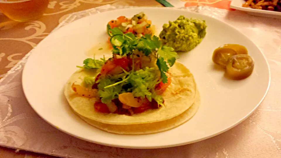 Snapdishの料理写真:Pollo con frijoles.guacamele.pico de gallo.|Saito  Iwaoさん