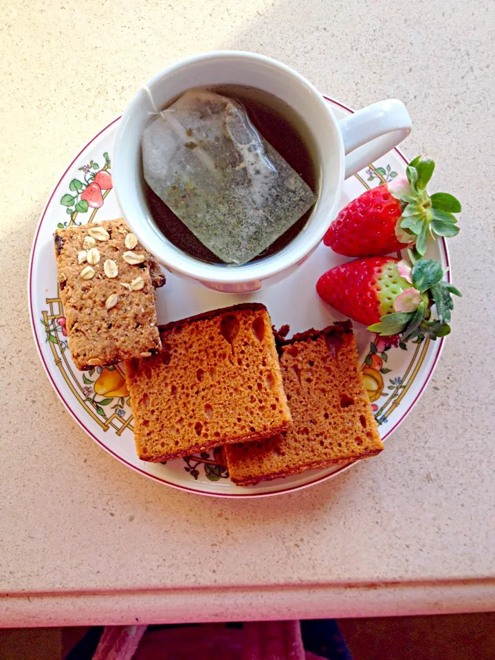 Honeybread, outmealcookie, strawberries and greentea|Jane Woodsさん