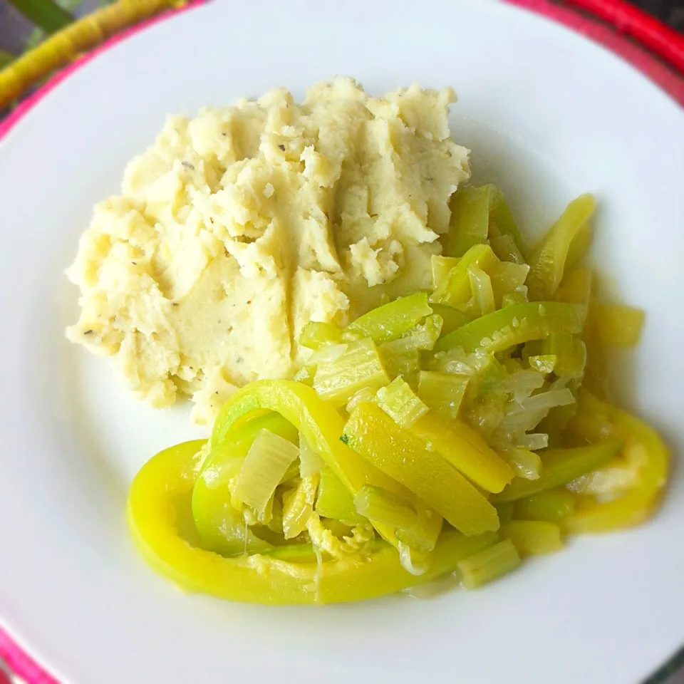 Vegan mashed potatoes w thyme & zucchini, celery, onions|Stefan Labuschagneさん