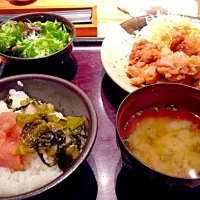 Snapdishの料理写真:鶏の唐揚げ明太風味定食|yasuminさん