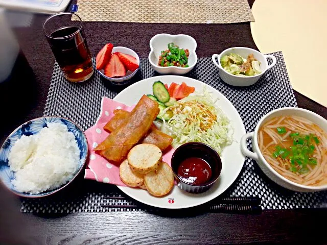 Snapdishの料理写真:春雨たっぷり春巻き
長芋素揚げ
キャベツとトマトときゅうり
アボカドとクリチ くるみの和え物
納豆
もやしの味噌スープ
イチゴ|rinkoさん