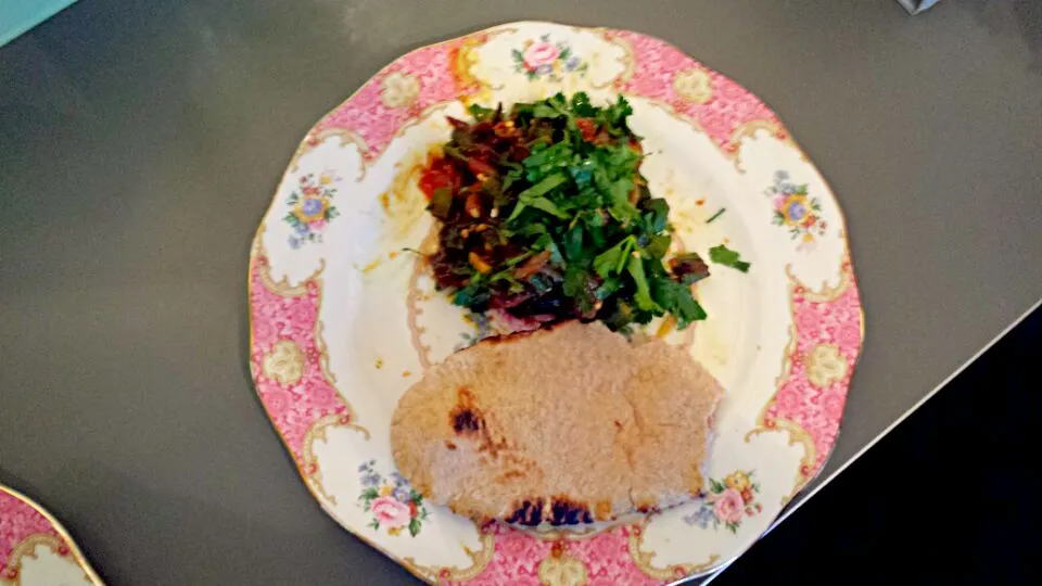 okra with tomatoes served with flat bread or rice|chandu patilさん