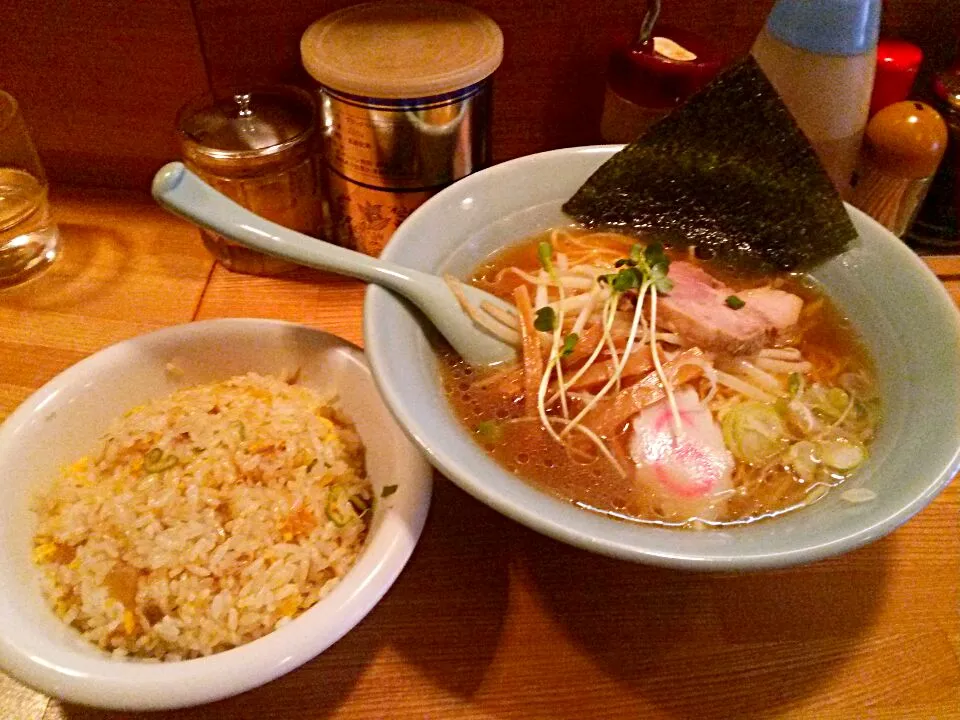 ラーメン大将の、ラーメンと半炒飯のランチ880円です。
無愛想の夫婦で営むラーメン屋の醤油ラーメンの味は、見たまんまの日本のラーメンでした。
(*^￢^*)|東京ライオンズさん