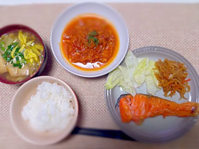 キャベツとチキンのトマト煮 塩鮭 切り干し大根 白菜と油揚げの味噌汁|にゃろめさん