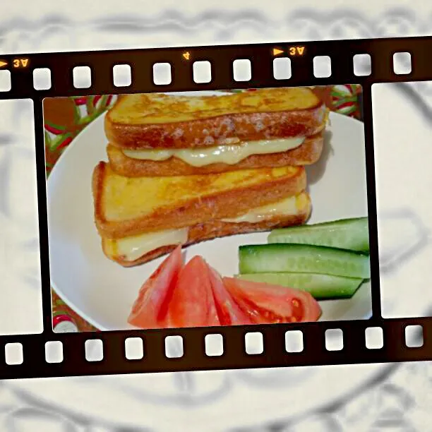 Snapdishの料理写真:Breakfast sandwich(ぱn、たまご、ぶってr、ちず、とまと、きゅり)|C_Lynneさん