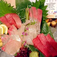 Snapdishの料理写真:近代マグロと選抜鮮魚のお造り盛り|かなみんさん