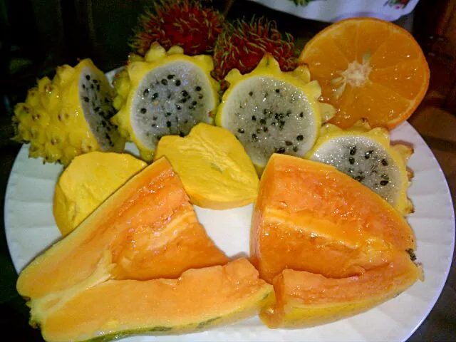 Breakfast of runners: papaya, rambutans, dragon fruits &|Jiraphon Gさん