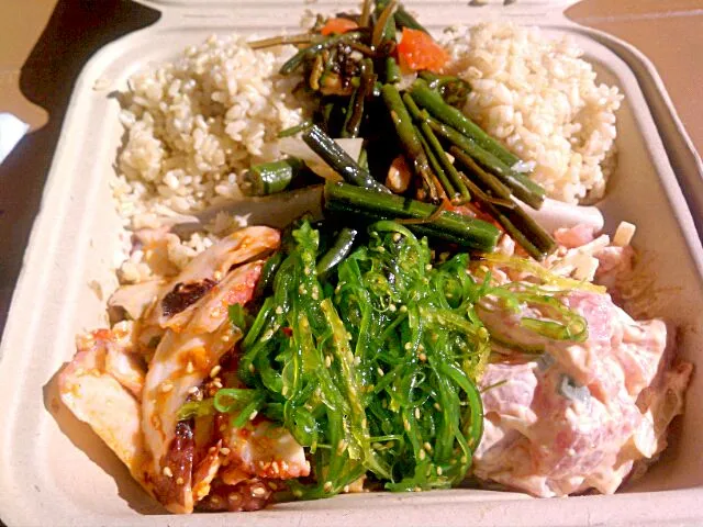 spicey ahi, seaweed salad, warabi fern shoot salad & spicey octopus & garlic|Jiraphon Gさん