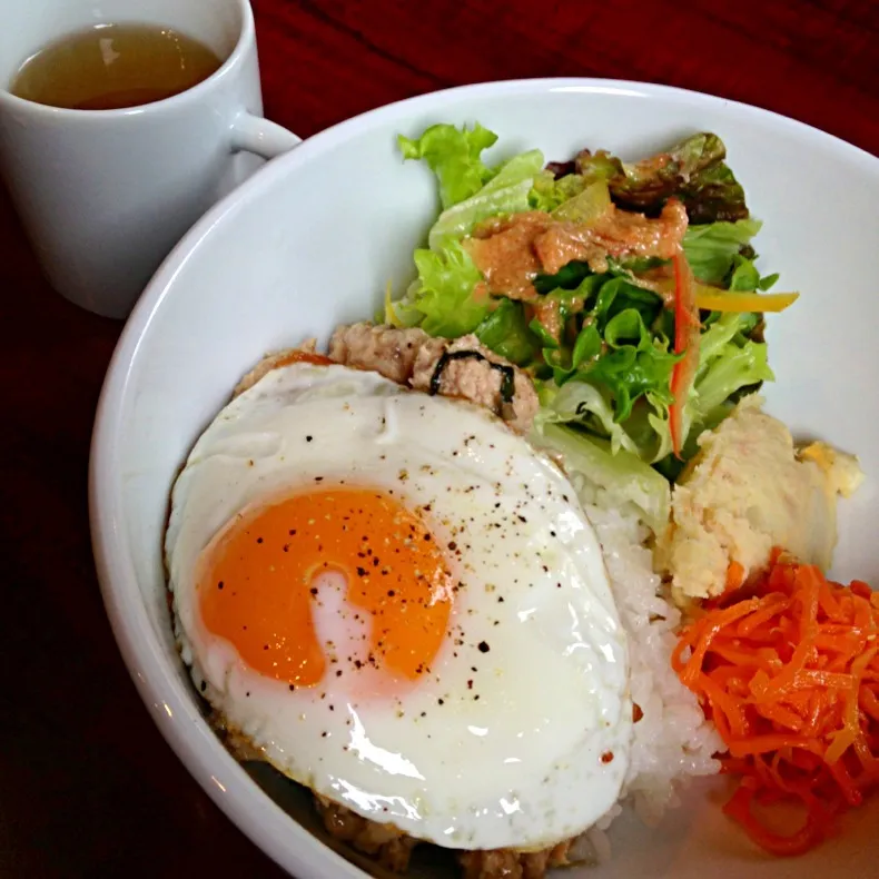 三軒茶屋stepの鶏ひき肉とゴボウのバジル炒めご飯でランチ♩|まっきーさん