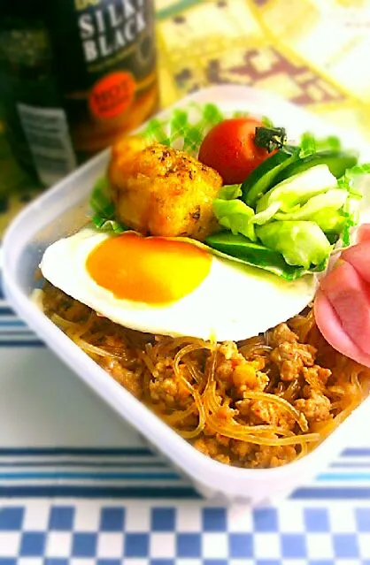 本日のお弁当　昨日の挽き肉メイン麻婆春雨と目玉乗せご飯|砂雪さん