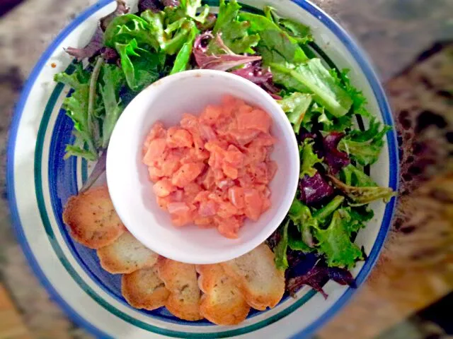 Tartare salmon breads salades|Tiffany Maiteeさん