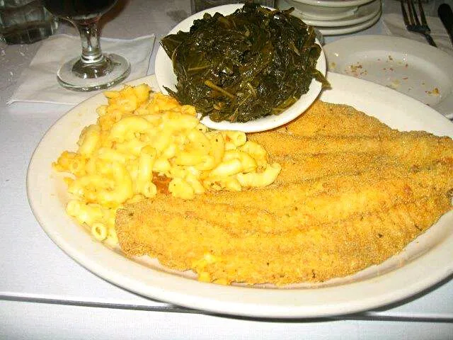 fried catfish with mac n cheese wirh collard greens|mitchellさん