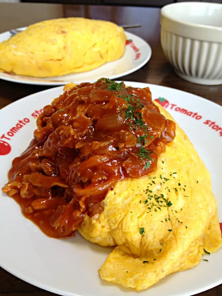 オムライスです。焼いたたまごにケチャ飯、乗せて包んでくるん♪昔ながらのウチのお味☆|ゆんゆんゅんさん