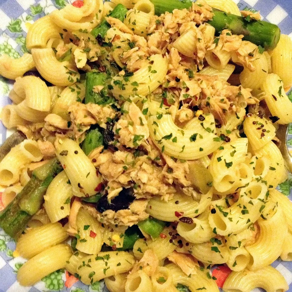 Penne with olives, tuna and asparagus, parsley and chilli flakes and garlic|michelleさん