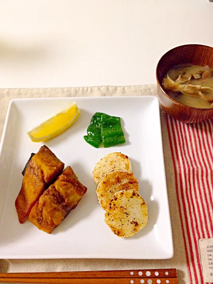 さばのカレー味竜田揚げ・長いものバター焼きピーマン添え・舞茸と玉ねぎのお味噌汁|Accaさん