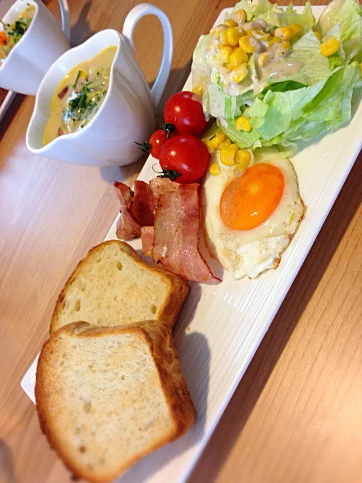 朝ごはんプレート（洋）＆野菜たっぷりミルクコンソメスープ|たかさん