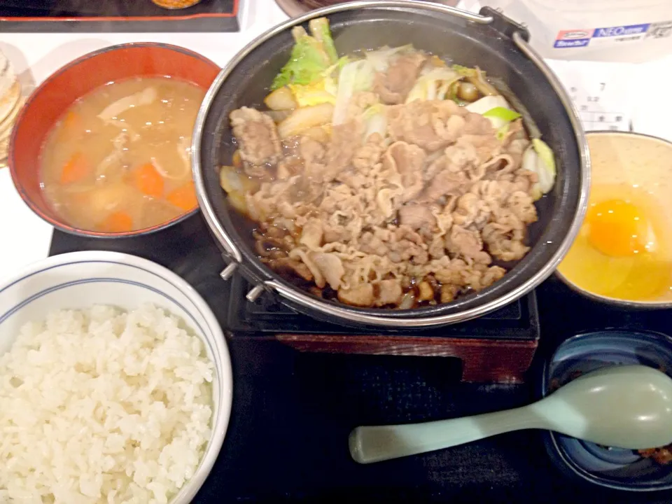 Snapdishの料理写真:牛すき鍋膳大盛＋豚汁＝830円也at自由が丘吉野家|秋山知隆さん