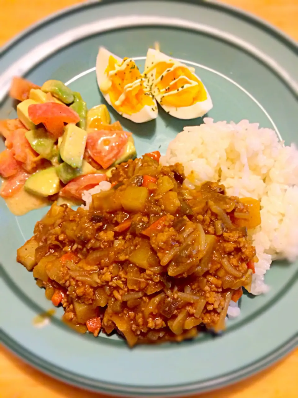 プチプチ野菜のカレー。アボカドとトマトのサラダ。ゆでたまご。|Eri Matudaさん