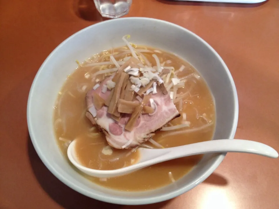 Snapdishの料理写真:正油ラーメン（見た目、味噌ラーメン（笑）|おっちさん