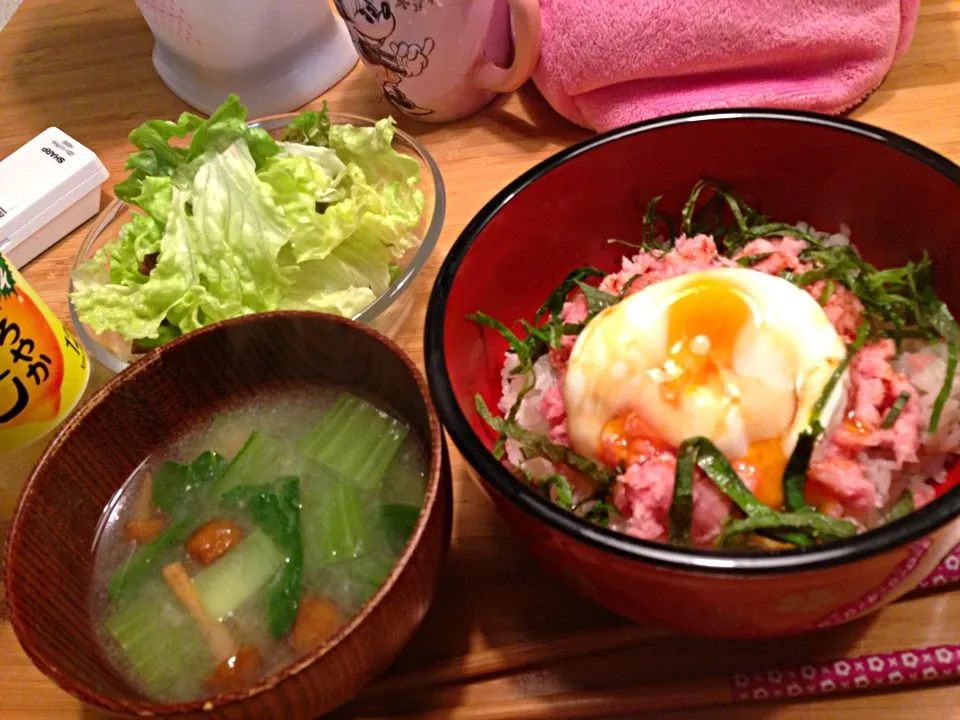 Snapdishの料理写真:まぐろのたたき丼となめこの味噌汁|yuri.14さん