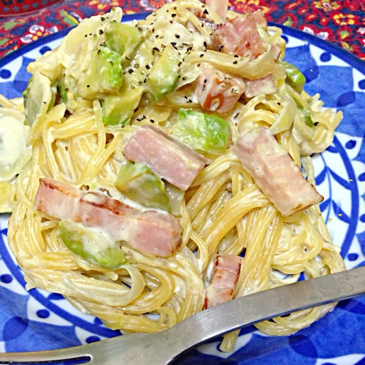 アボカドとベーコンのクリームパスタ|カビるんるん、さん