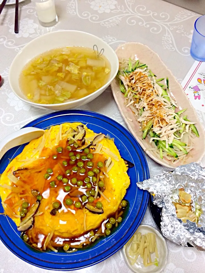 Snapdishの料理写真:天津飯、棒棒鶏、白菜と生姜の中華スープ、にんにくホイル焼き|伊万里さん