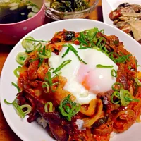 豚キムチ丼。キノコとウインナーのマヨネーズ炒め。キャベツとワカメのナムル風サラダ。ワカメスープ。|みおさん