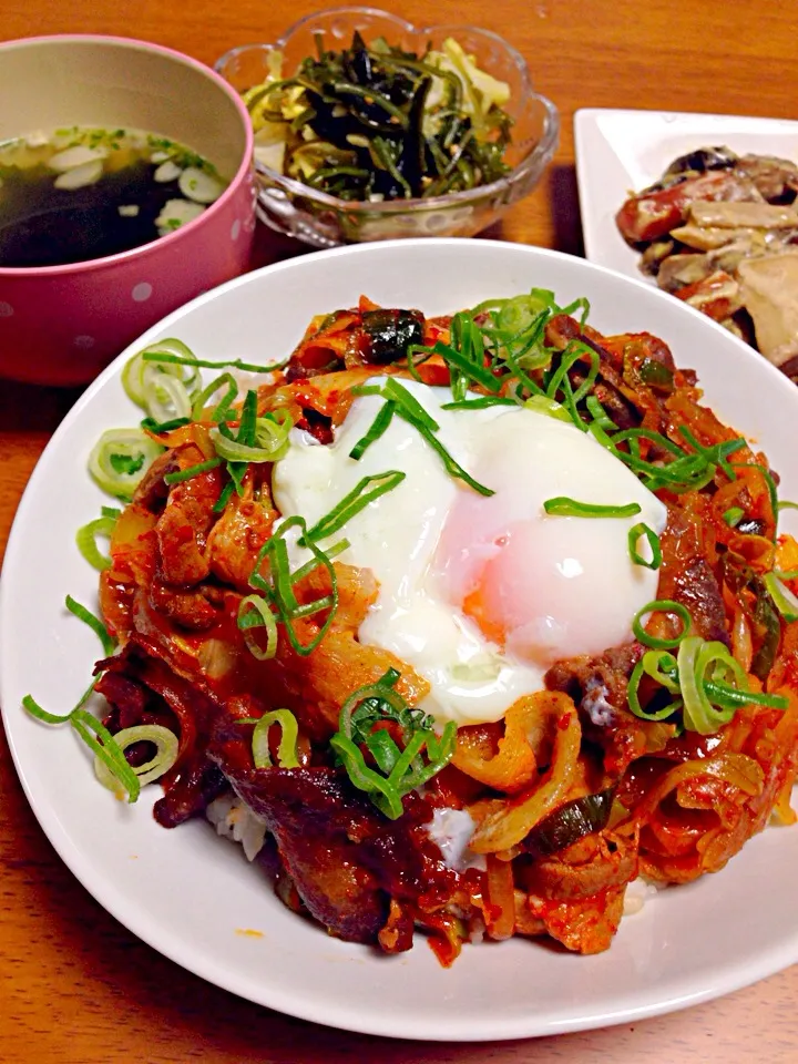 豚キムチ丼。キノコとウインナーのマヨネーズ炒め。キャベツとワカメのナムル風サラダ。ワカメスープ。|みおさん