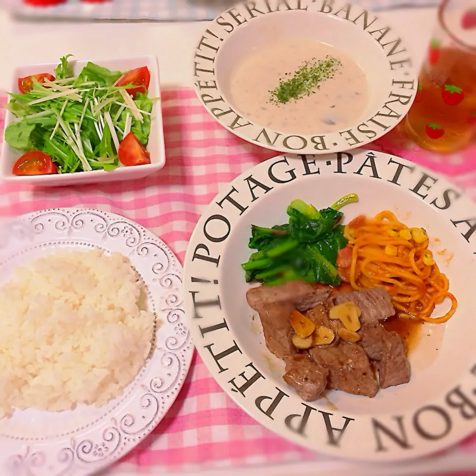 ステーキ、サラダ、マッシュルームスープ、ご飯|未奈さん