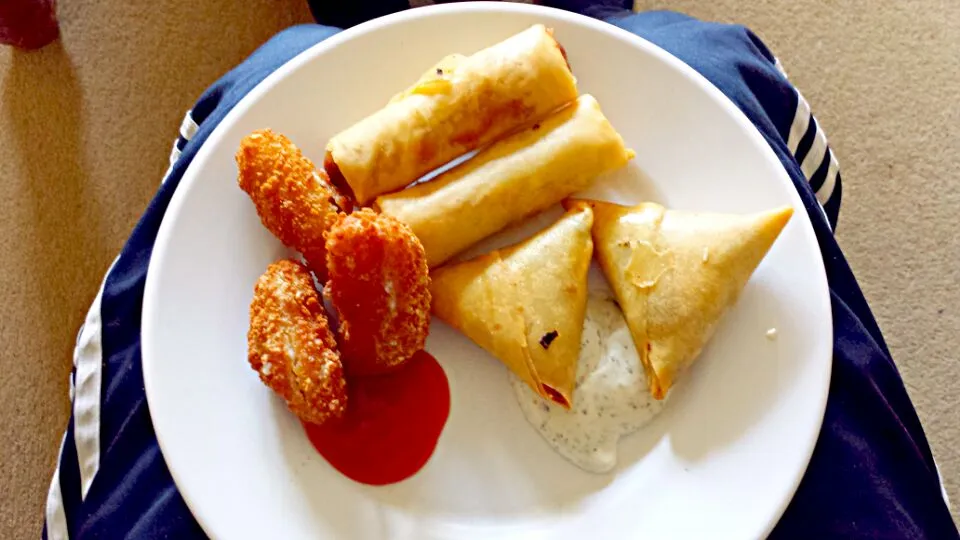 samosa, spring roll and chicken|Sunrajさん